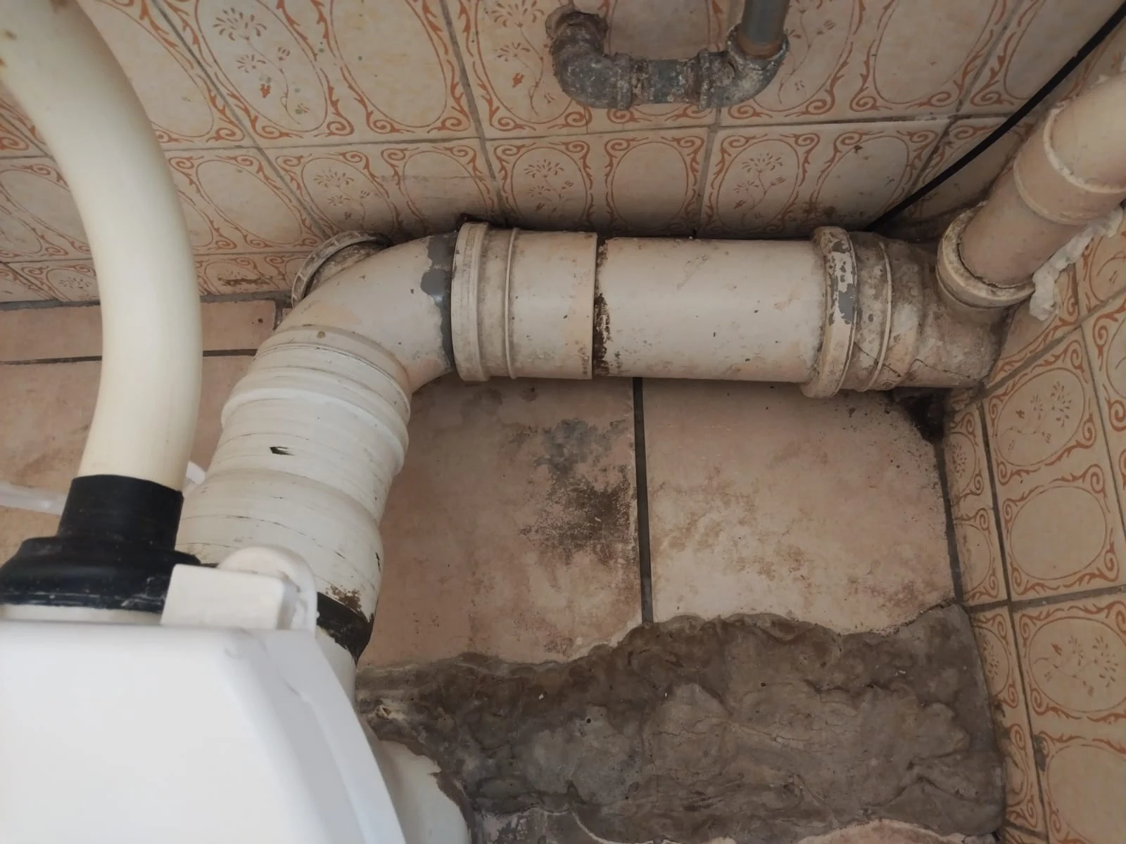 Is it bad to smell sewage in the bathroom?